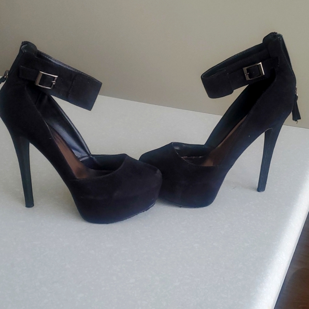 Breckelle's Black suede heels size 8